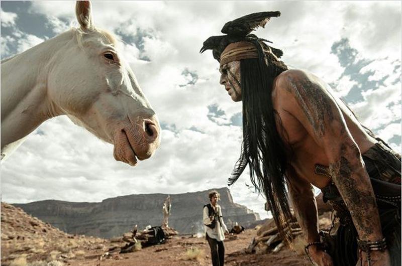 Johnny Deep interpreta um guerreiro nativo norte-americano em &acute;O Cavaleiro Solit&aacute;rio&acute;