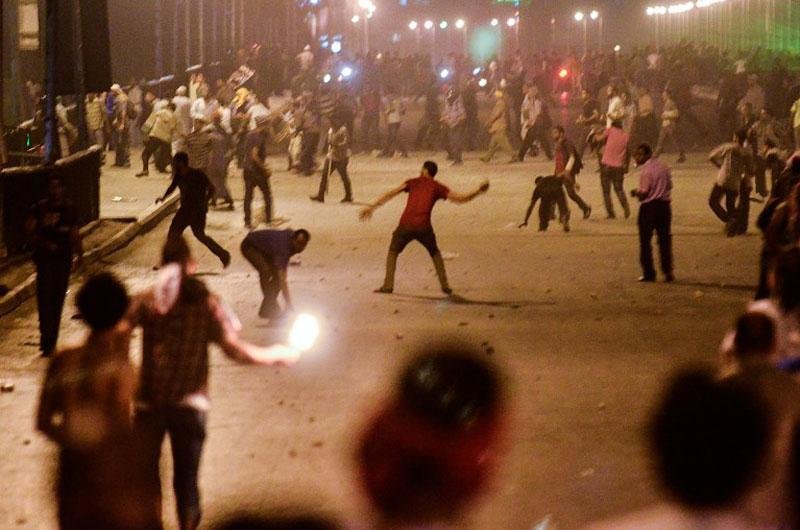 Choques entre manifestantes pr&oacute; e anti Mursi causam mortes no Egito