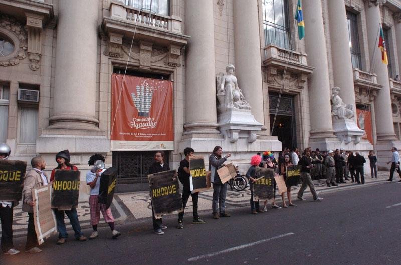 Protesto pede sal&aacute;rios melhores &agrave; BM