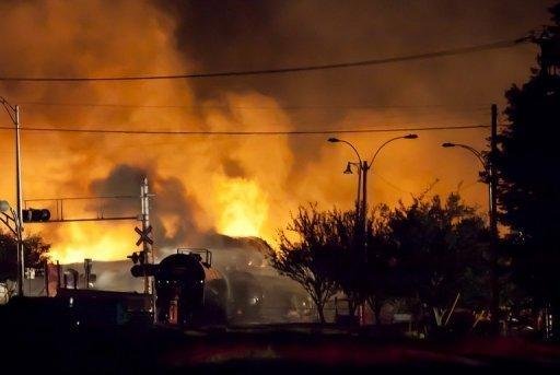 Trem transportava petr&oacute;leo e com choque houve explos&atilde;o