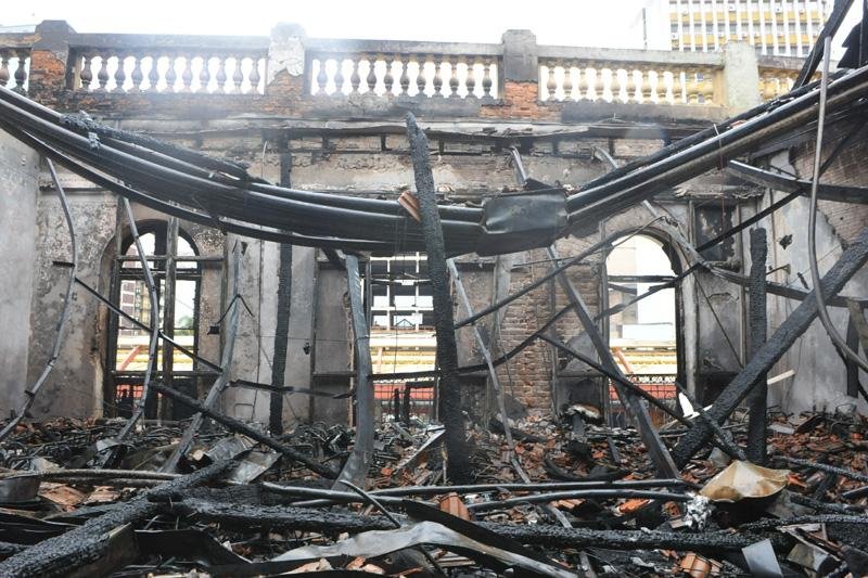 Mercado P&uacute;blico foi alvo de inc&ecirc;ndio neste s&aacute;bado