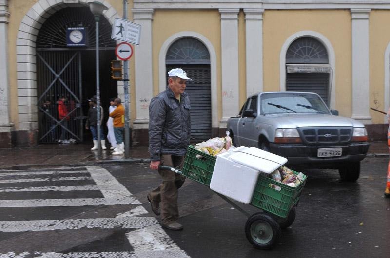 Caminh&otilde;es frigor&iacute;ficos estacionaram no Pa&ccedil;o Municipal para retirar produtos