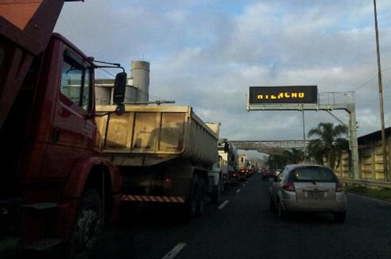 Mais de 100 caminh&otilde;es bloquearam tr&aacute;fego na avenida Castelo Branco