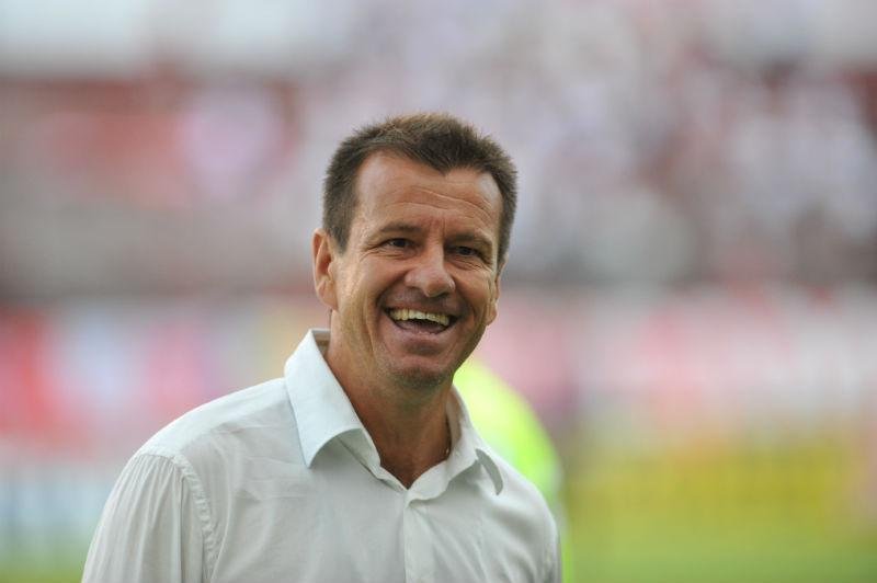 Dunga encerra pol&ecirc;mica sobre presente e diz que estava brincando