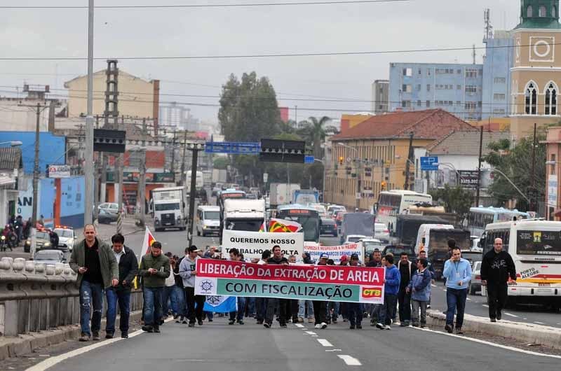 Manifesta&ccedil;&atilde;o &eacute; contra a proibi&ccedil;&atilde;o da extra&ccedil;&atilde;o de areia por tr&ecirc;s empresas