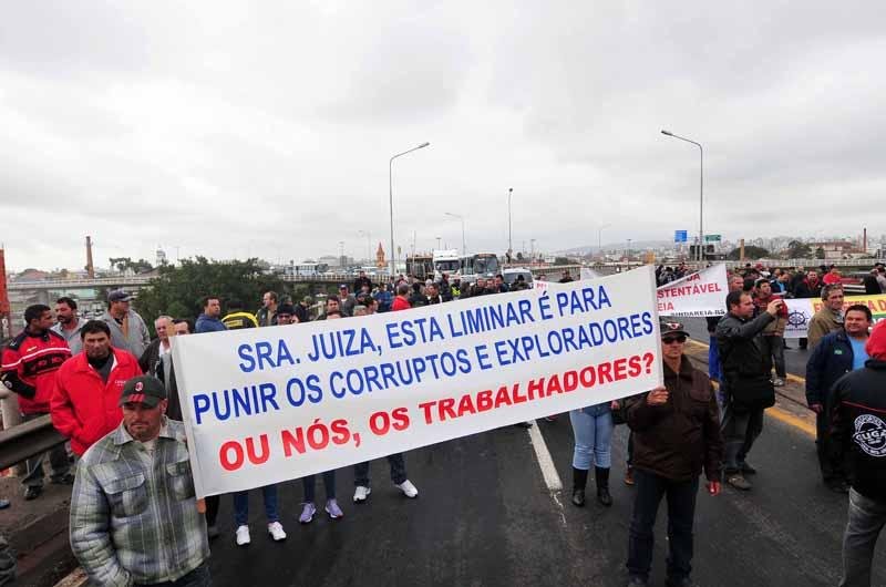 Ap&oacute;s uma hora, tr&aacute;fego sobre ponte do Gua&iacute;ba &eacute; liberado