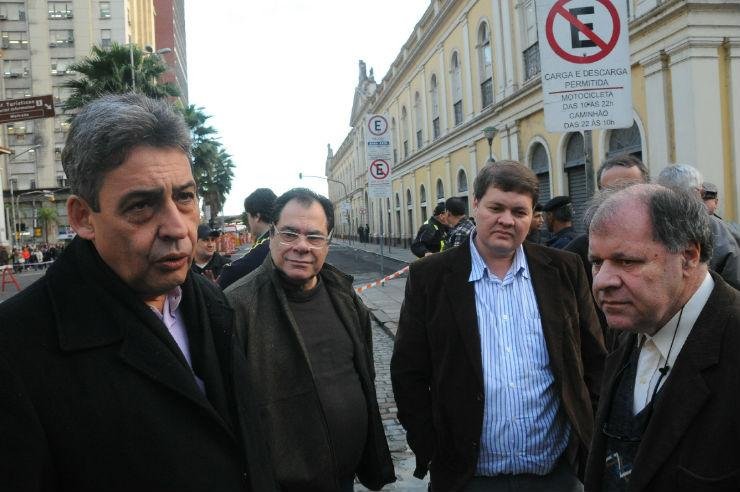 Prefeito em exerc&iacute;cio, Sebasti&atilde;o Melo, visitou Mercado P&uacute;blico para avaliar estragos