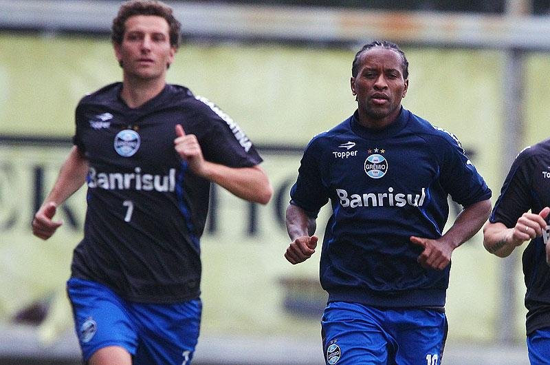 Elano corre com grupo e Renato pode ter time completo