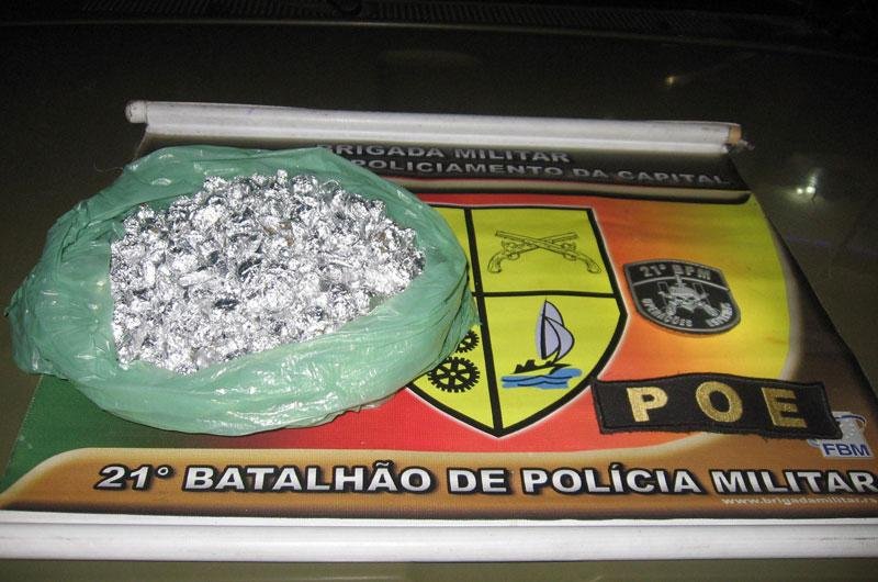 Trio &eacute; preso com quase um quilo de maconha na Restinga Velha