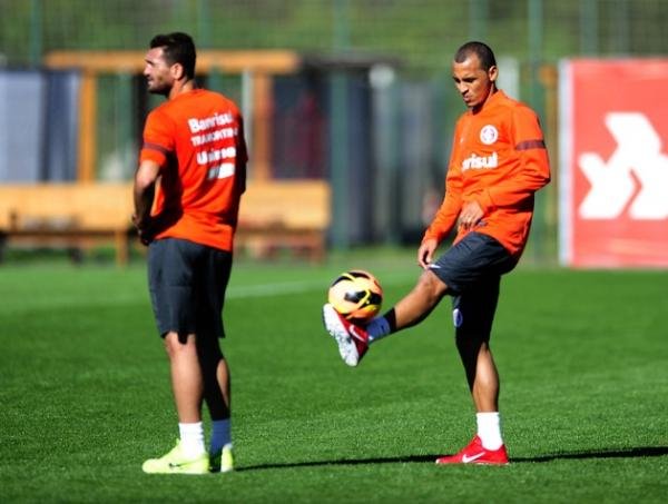 Alan Patrick trabalha com lesionados do Inter no Parque Gigante