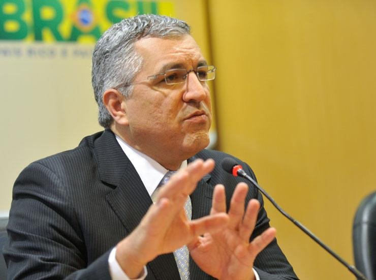 Ministro disse que prioridade do governo &eacute; preencher vagas com profissionais brasileiros