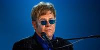 Elton John é internado com crise de apendicite