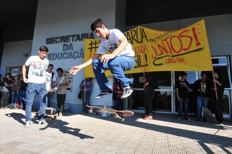 Grupo levou faixas para frente da sede da Secretaria da Educa&ccedil;&atilde;o