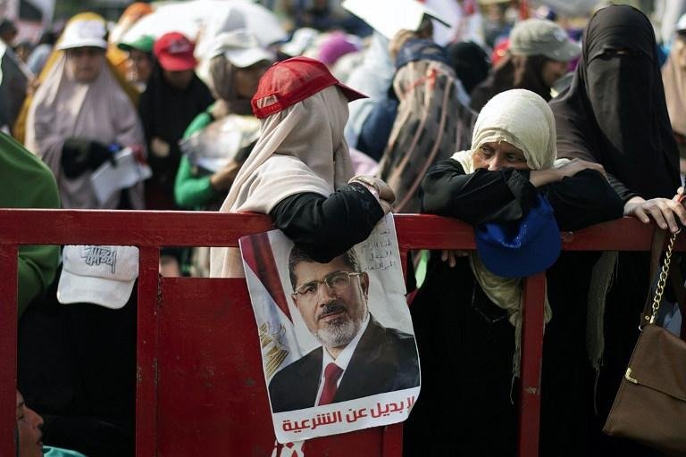 Manifestantes pr&oacute;-Mursi protestam pelas ruas do Egito