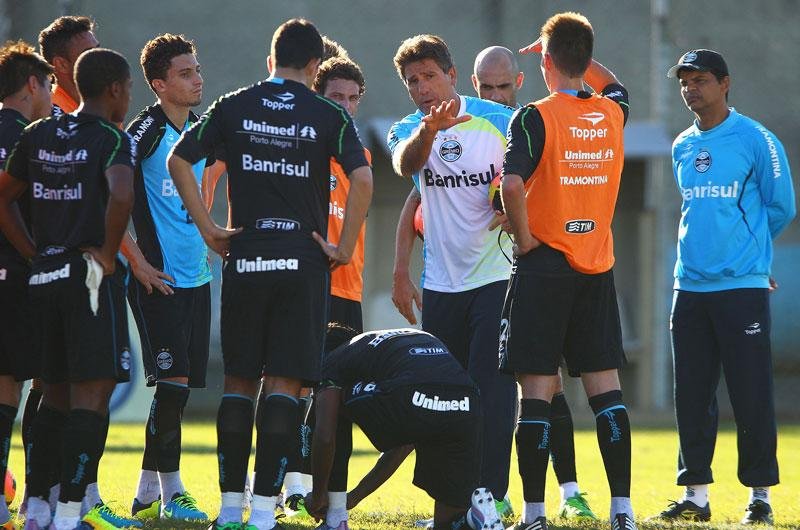 Renato testou tr&ecirc;s possibilidades para encarar o Botafogo
