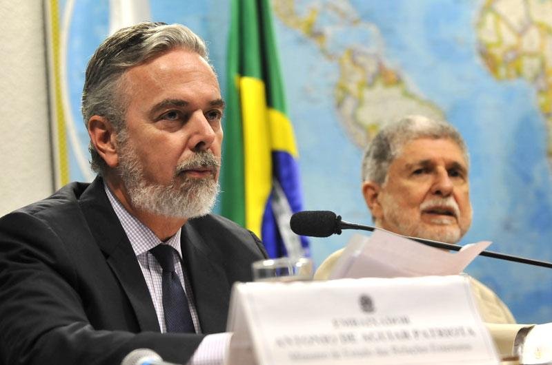 Chanceler Antonio Patriota admitiu a possibilidade de ouvir Edward Snowden fora do Pa&iacute;s