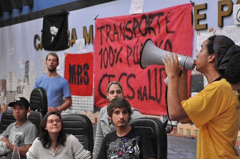 Grupo fixou cartazes no plen&aacute;rio da C&acirc;mara