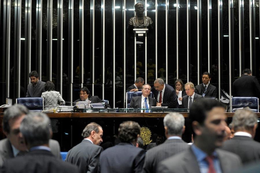 Texto tamb&eacute;m prev&ecirc; proibi&ccedil;&atilde;o de elei&ccedil;&atilde;o de conjunge ou parente consangu&iacute;neo para cargo