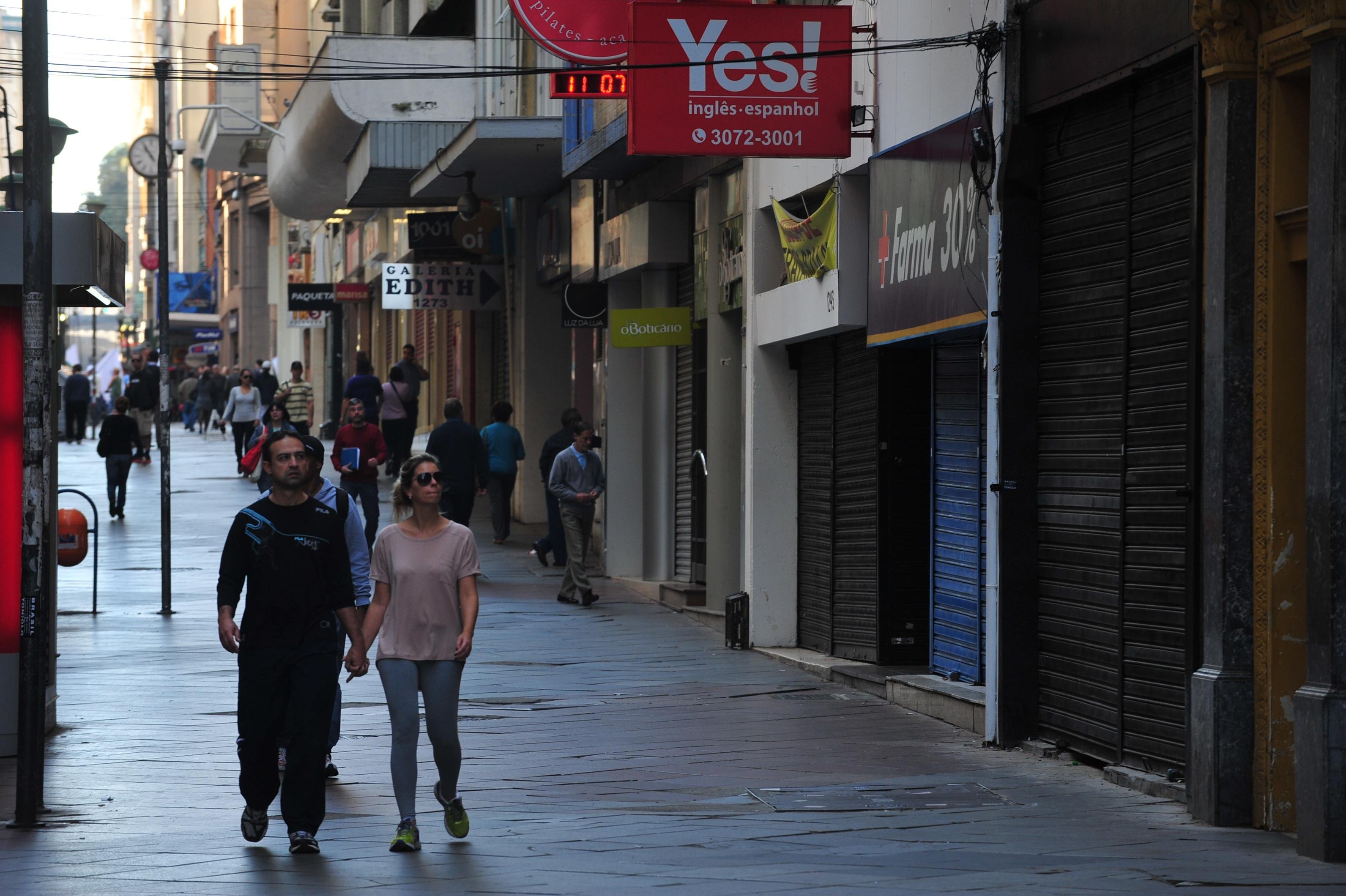 Movimento come&ccedil;a a aumentar no Centro de Porto Alegre
