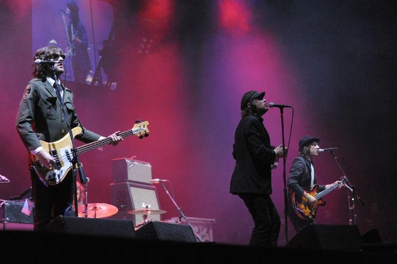 Banda Cachorro Grande faz show com hits e novidades