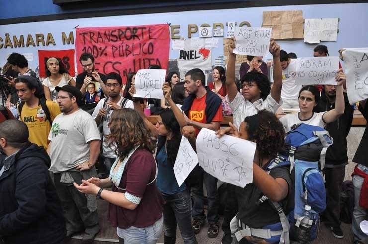 Manifestantes cobriram o plen&aacute;rio da C&acirc;mara Municipal com cartazes