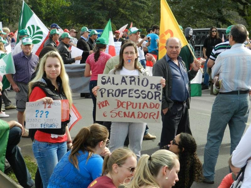 Protesto re&uacute;ne centenas em Lajeado