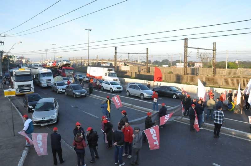 Manifestantes ocuparam a BR 116, em Canoas