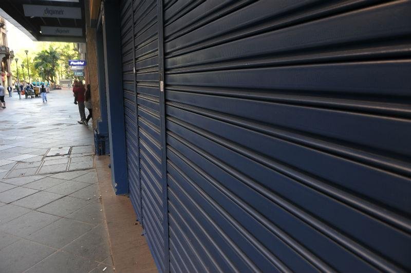 Com&eacute;rcio fechou as portas no centro de Porto Alegre