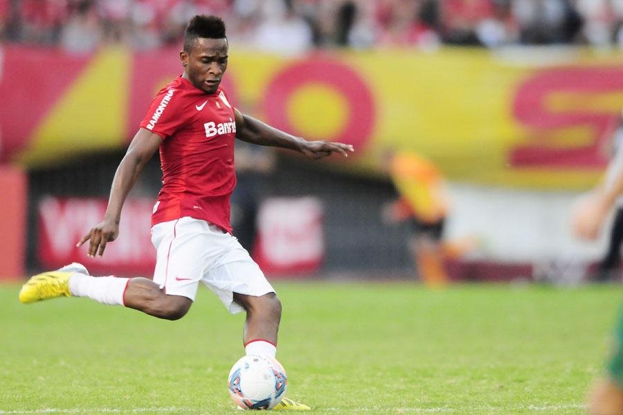 Contrato de tr&ecirc;s anos do volante foi registrado nesta quinta-feira na CBF