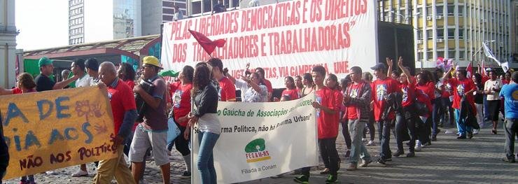 Manifestantes percorreram ruas da Capital at&eacute; o Largo Gl&ecirc;nio Peres