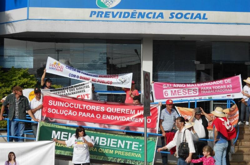 Grupo se concentra em frente ao INSS em Erechim
