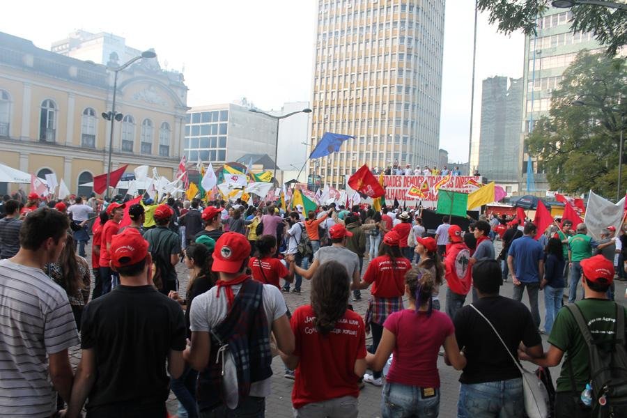 Milhares se concentraram em frente ao Mercado P&uacute;blico