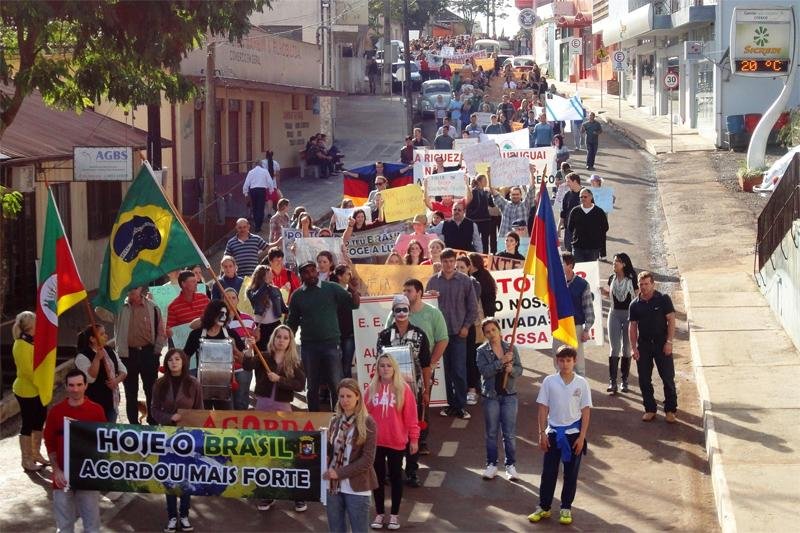 Cerca de 400 pessoas com cartazes e tratores percorreram as principais ruas da cidade