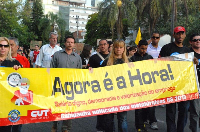 Ativistas se re&uacute;nem em protesto no Centro de Santa Maria