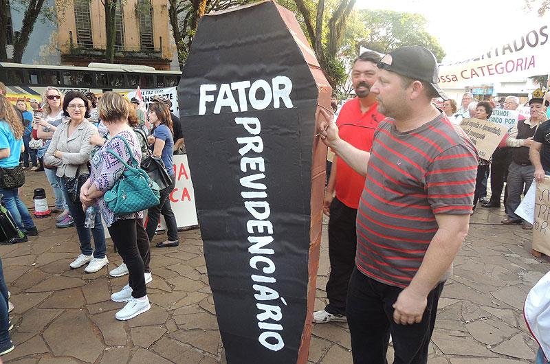 Ato na Pra&ccedil;a da Bandeira de Santa Rosa conta com 400 pessoas