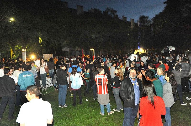 Grupo est&aacute; acampado desde quarta e organizou assembleias para evitar depreda&ccedil;&otilde;es 