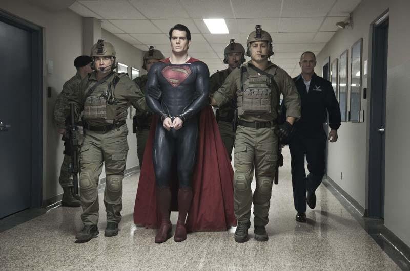 Henry Cavill vive o novo Superman em &acute;Homem de A&ccedil;o&acute;