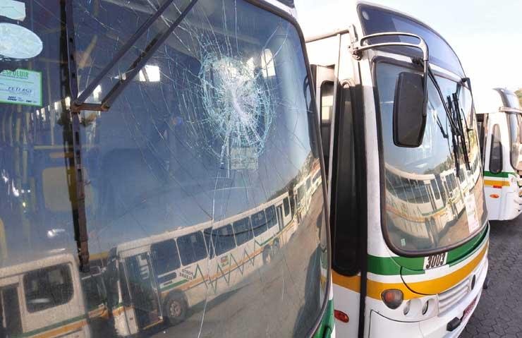 &Ocirc;nibus foram apedrejados e impedidos de sair das garagens da Capital