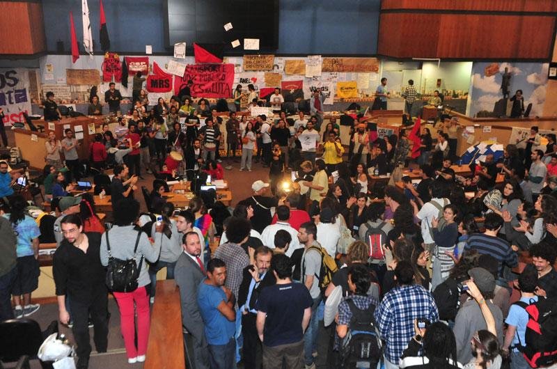 C&acirc;mara de Porto Alegre est&aacute; ocupada desde quarta-feira