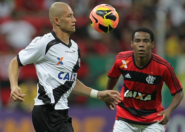 Paulinho marca e d&aacute; a vit&oacute;ria ao Rubro-Negro por 1 a 0