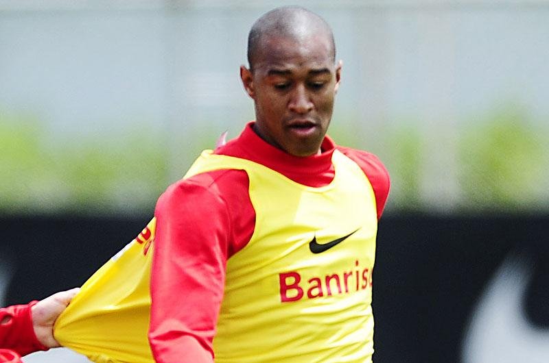 Fabr&iacute;cio sente dores e &eacute; d&uacute;vida contra Am&eacute;rica-MG