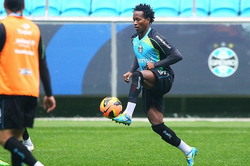 STJD cogita punir camisa 10 do Gr&ecirc;mio por forte carrinho contra jogador do Botafogo