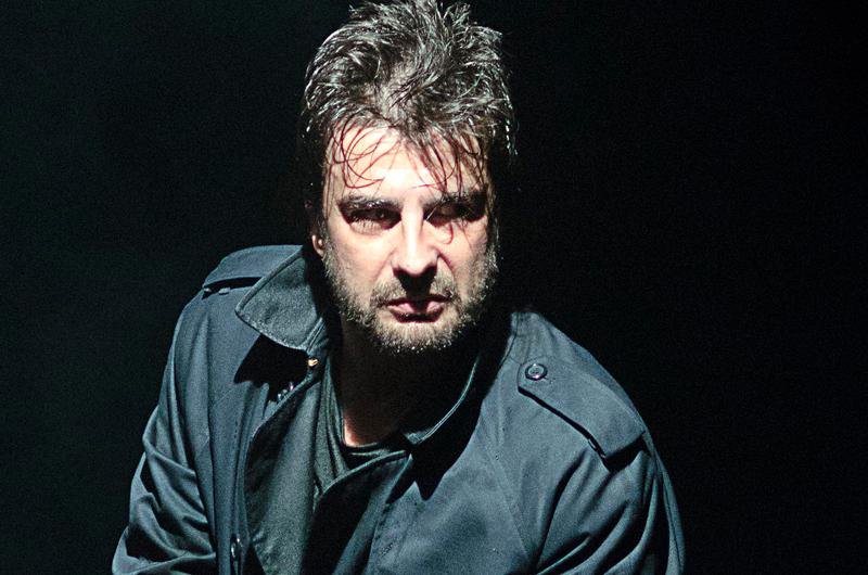 Gustavo Rodrigues interpreta 38 personagens na pe&ccedil;a &acute;Bill Dog&acute;, em cartaz hoje em Porto Alegre