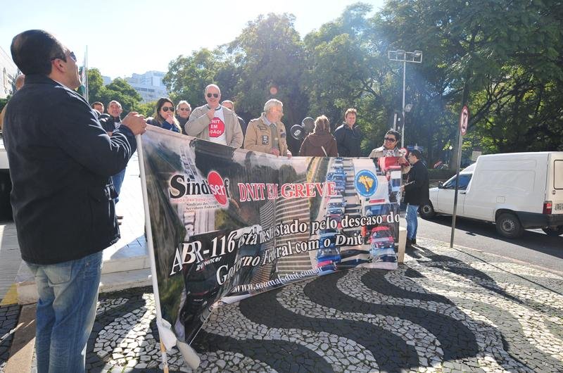 Servidores fizeram manifesta&ccedil;&atilde;o em frente ao Piratini