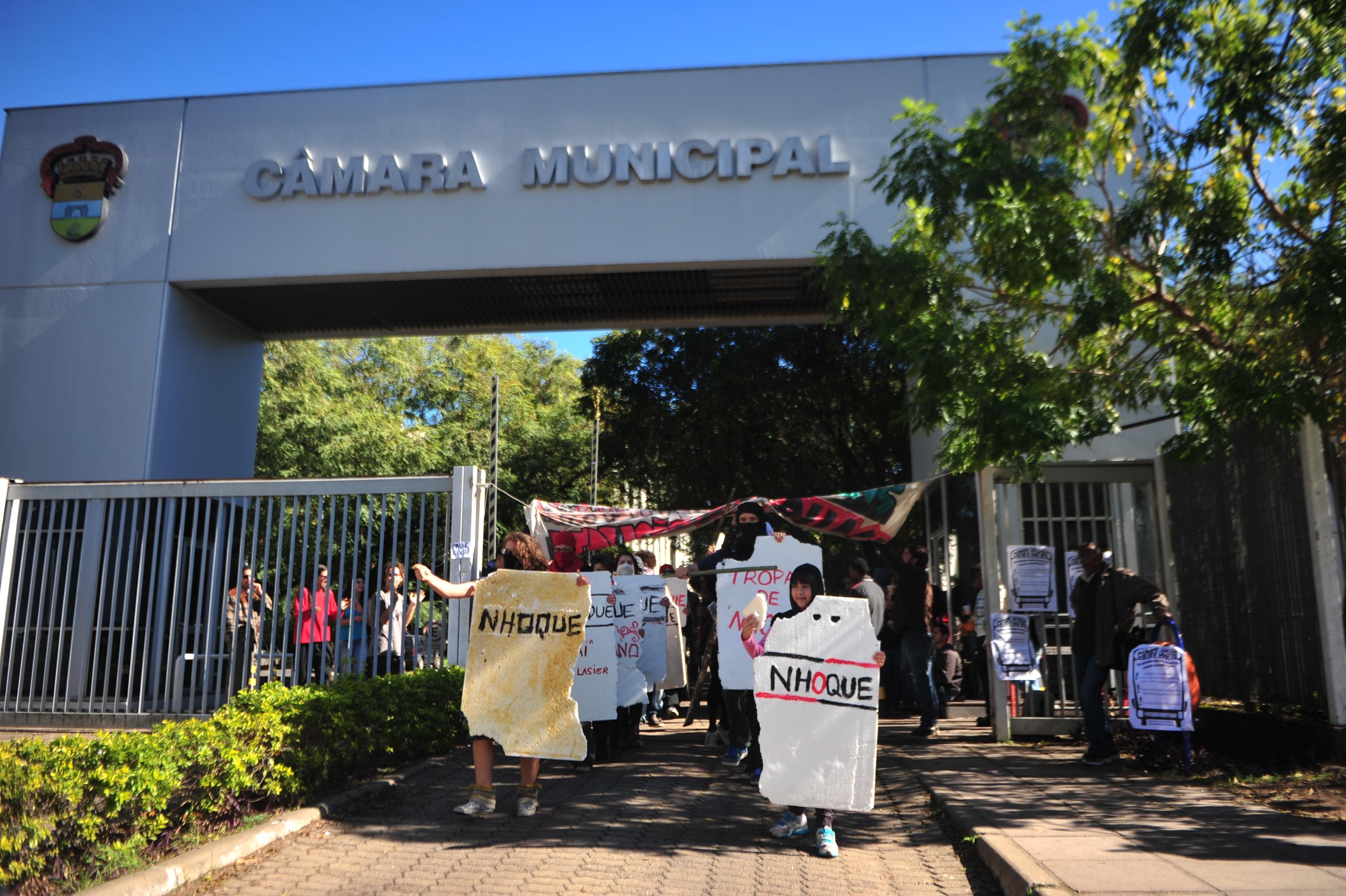 Manifestantes e presidente do Legislativo discutiram em programa da R&aacute;dio Gua&iacute;ba 