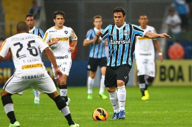 Com gripe, Kleber fica fora de treino do Gr&ecirc;mio
