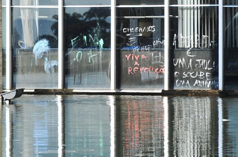 Vandalismo contra sede do minist&eacute;rio ocorreu durante protestos no m&ecirc;s passado