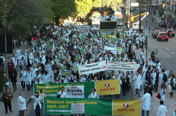 Cerca de 400 m&eacute;dicos e estudantes de medicina realizaram mais uma caminhada de protesto em Porto Alegre