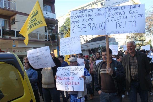Trabalhadores do segmento de couros e peles percorreram ruas centrais de Encantado