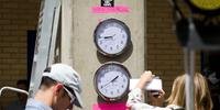 Relógios mostram o horário para cronometrar o nacimento do bebê real